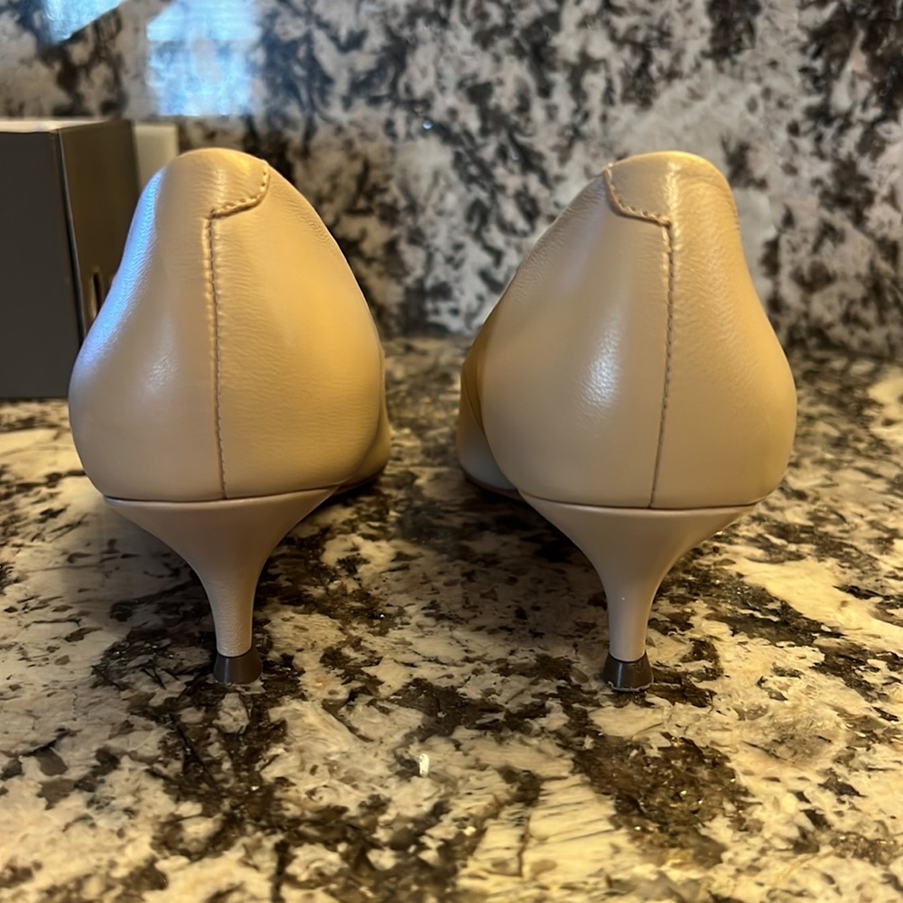 Vionic Women's 8.5 Kit Josie in Sand Leather with Low Heel - Picture 5 of 11